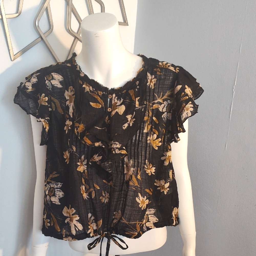 Free People ONE Black Floral Woman Casual Shirt.